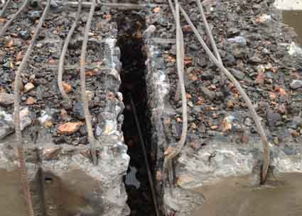 Hydraulic removal of concrete at joints