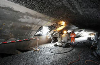Hydraulic demolition of substandard concrete at the top of the tunnel