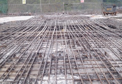 The reinforcing steel bar is bent and damaged, and needs to be replaced.